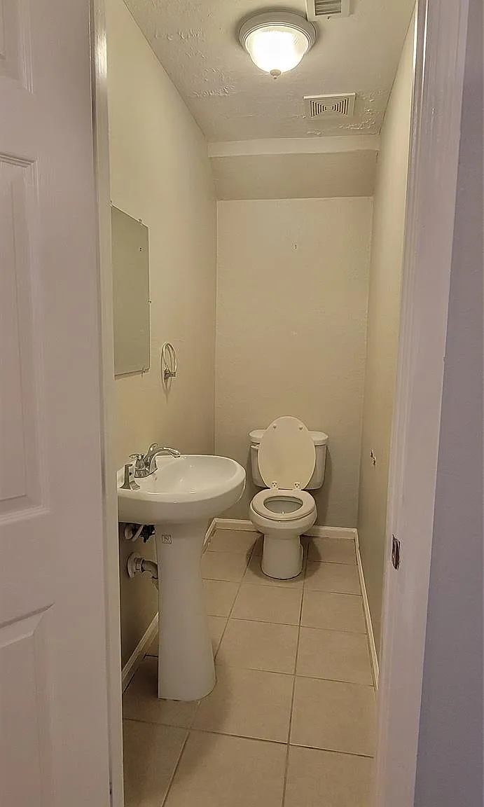 3 bed, 2.5 bath, 1833 sqft, $1,800 — Photo 4