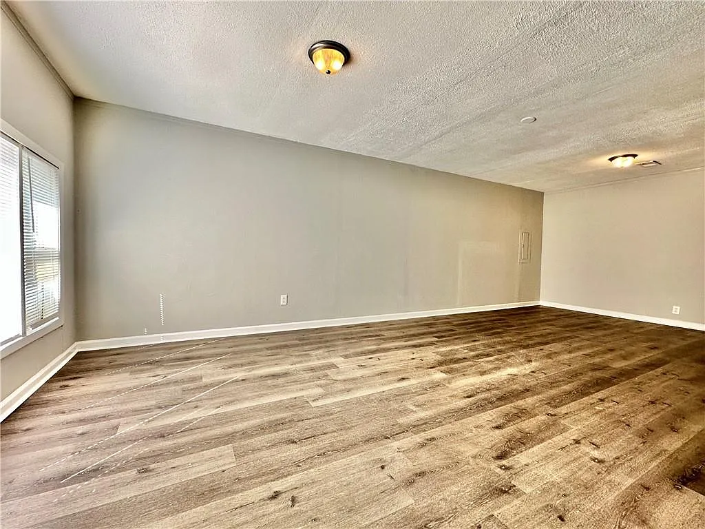3 bed, 1.0 bath, 1296 sqft, $1,700 — Photo 3