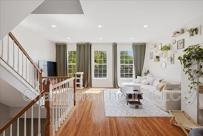3 bed, 3.0 bath, 1950 sqft, $3,300 — Photo 3