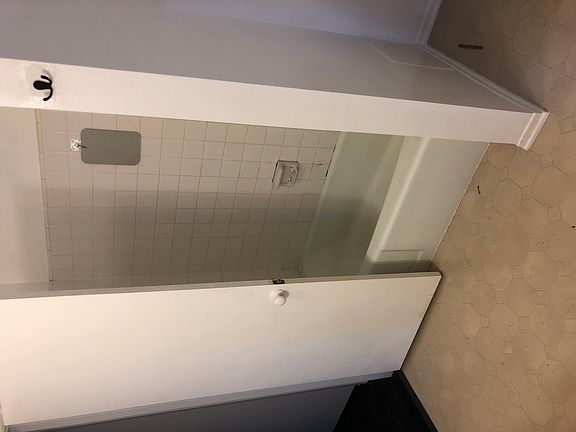 3rd image of 901 Peninsula St APT 1
