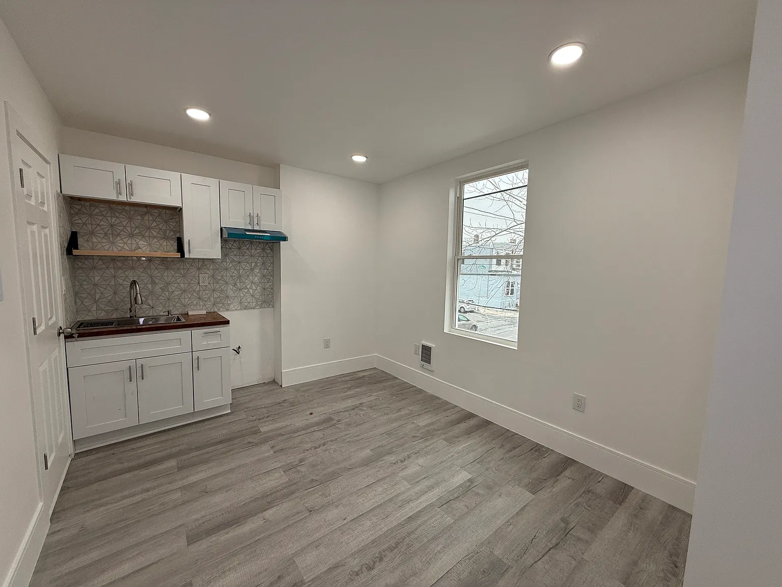 Studio, 150 sqft, $650 — Photo 2