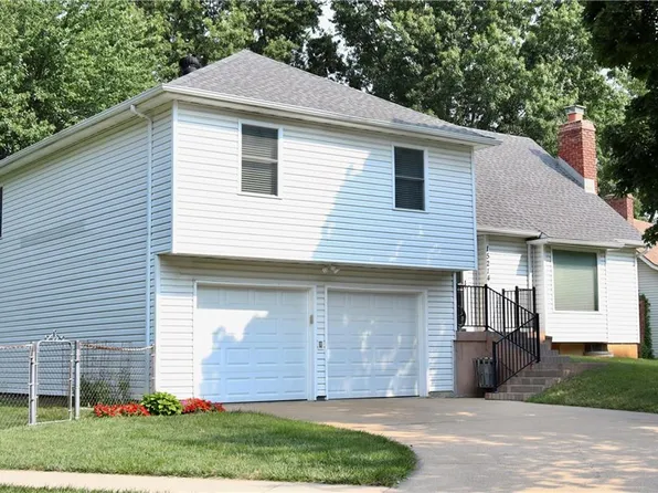 15214 S Summertree Ln, Olathe, KS 66062