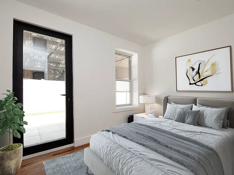 219 E 10th St #1 — Photo 4