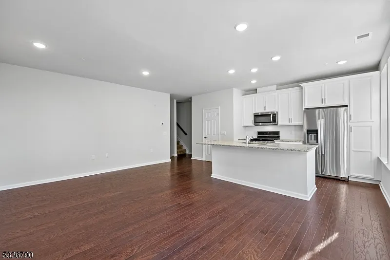3 bed, 2.5 bath, 1654 sqft, $3,800 — Photo 4