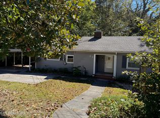 27 Outer Dr, Oak Ridge, TN 37830