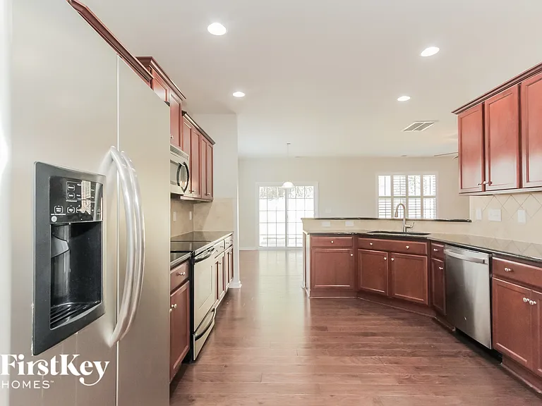 1057 McLaren Dr — Photo 6