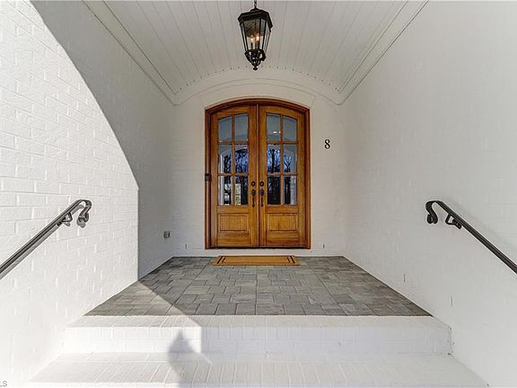 3rd image of 8 Whaton Oaks Ct