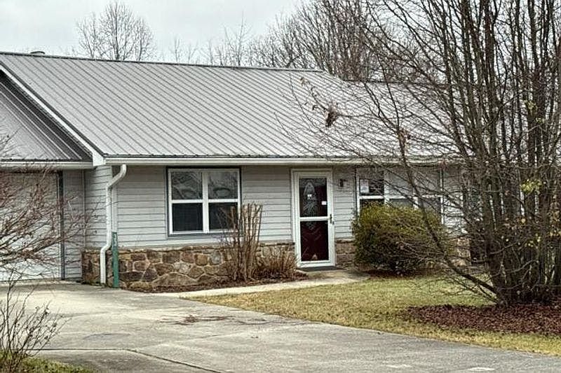 2nd image of 33 Wood Ln