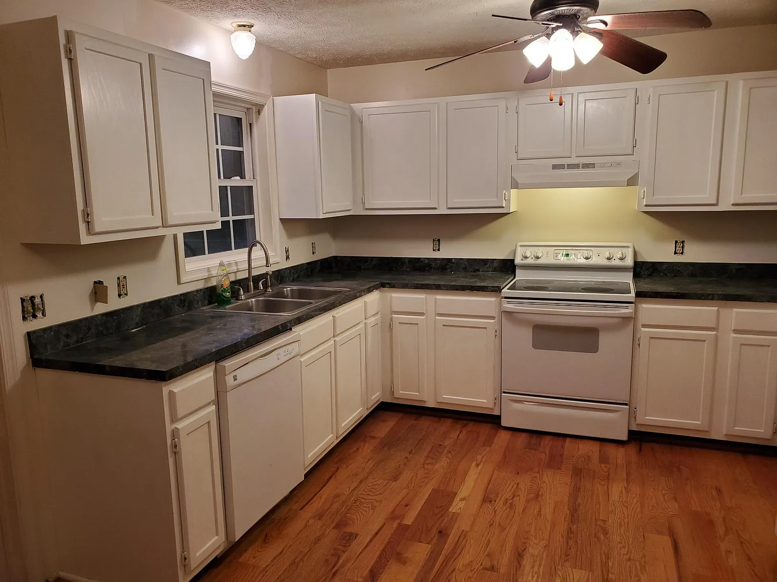 4 bed, 2600 sqft, $2,100 — Photo 2