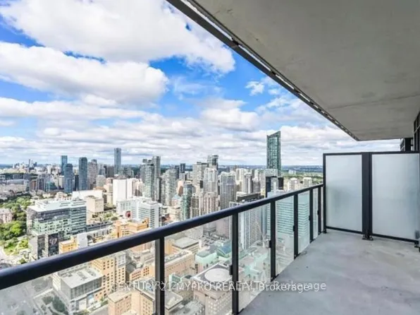 488 University Ave W #2401, Toronto, ON M5G 0C1