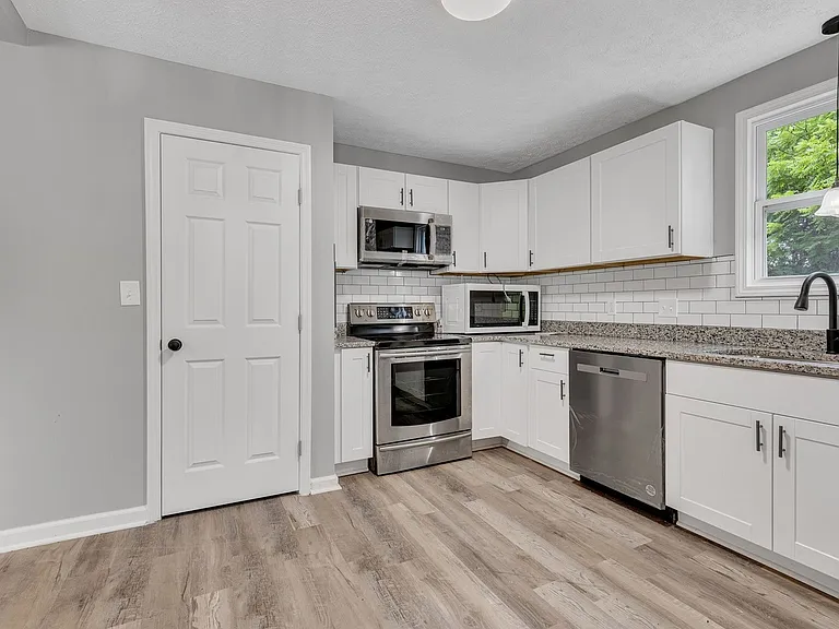 2923 Emery Dr — Photo 7