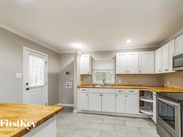 401 Sparella St — Photo 4