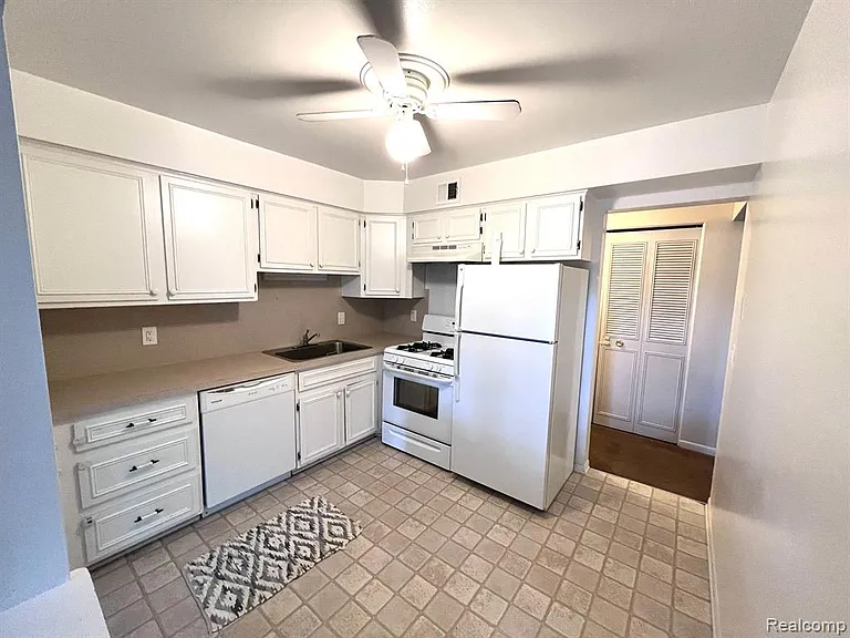 448 Fox Hills Dr S #8 — Photo 4