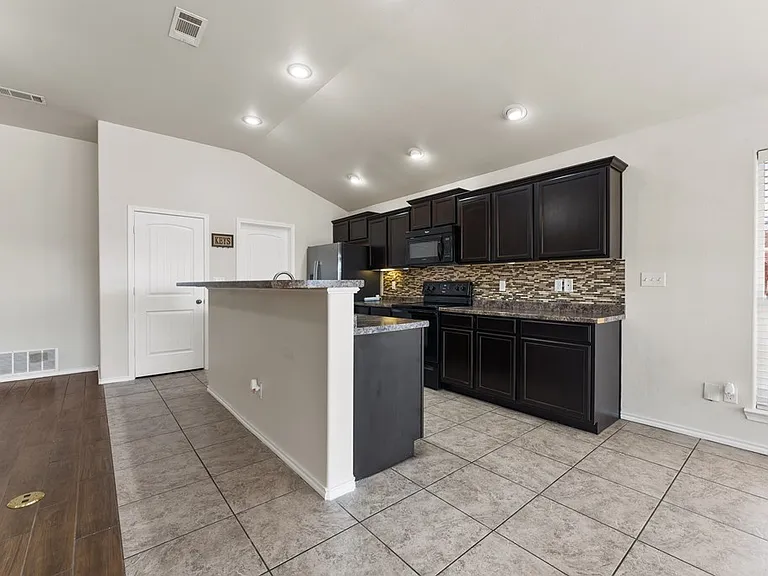 716 Duke Ave — Photo 5
