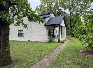 5576 N Oak St, Springdale, AR 72764