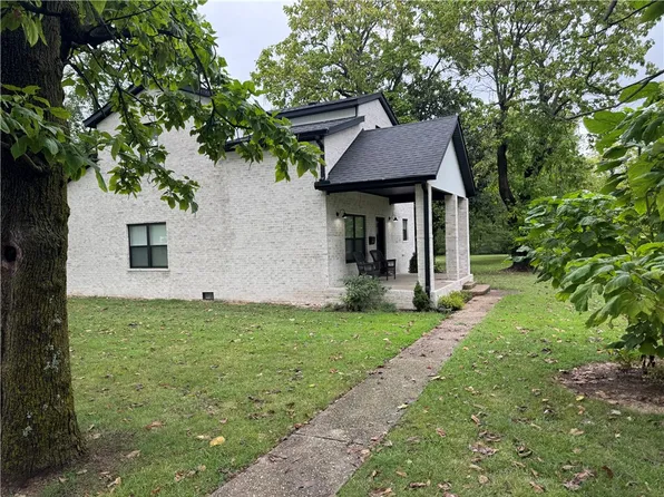 5576 N Oak St, Springdale, AR 72764