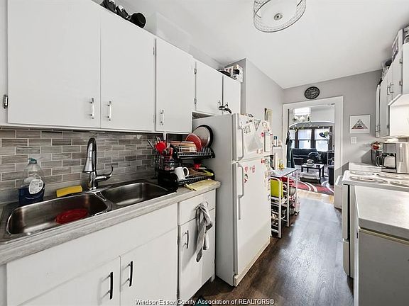 5th image of 1596 Victoria Ave