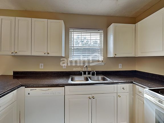 4th image of 884 Pin Oak Dr
