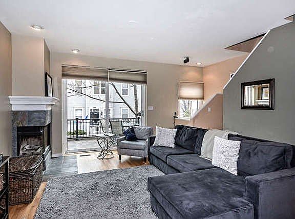 4th image of 2901 N Wolcott Ave Unit C