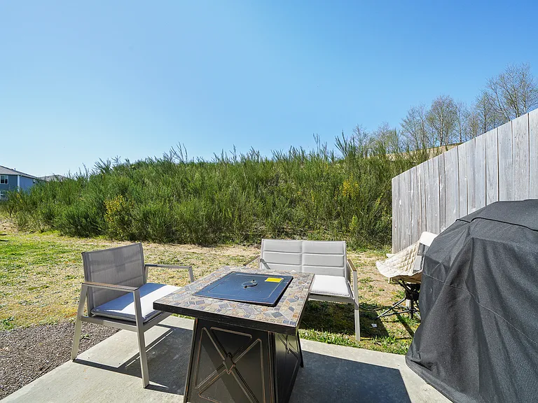 1564 SE Honeysuckle Loop #B — Photo 14