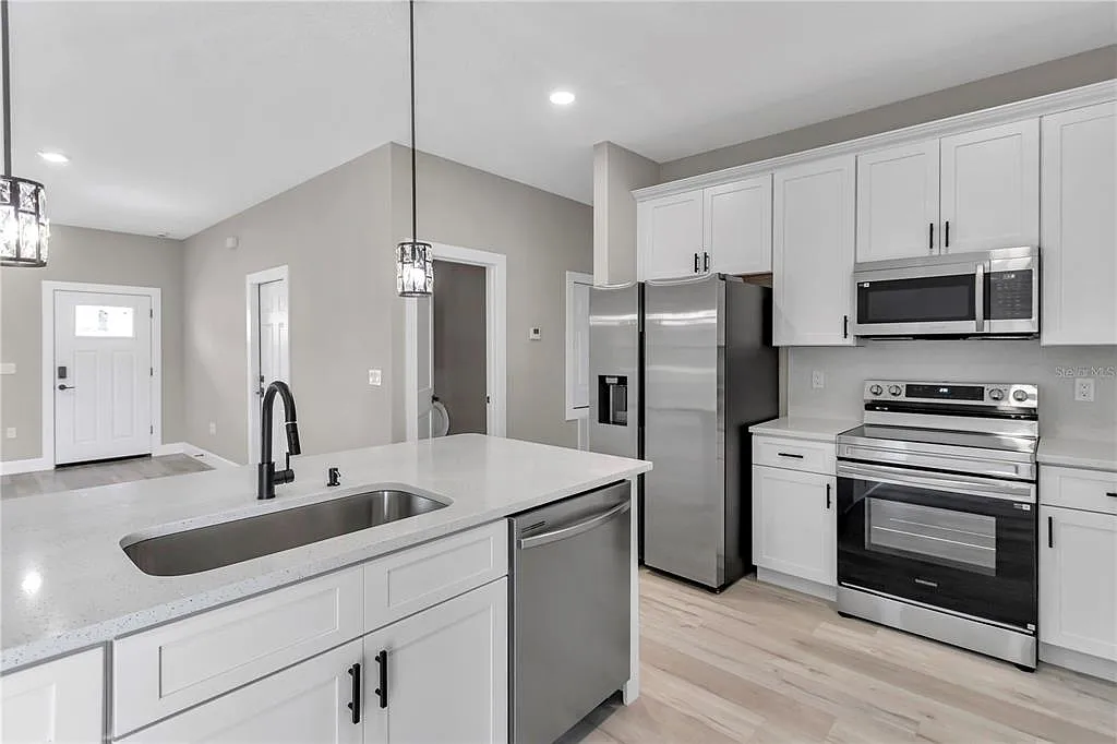 4 bed, 2.5 bath, 1816 sqft, $2,100 — Photo 3