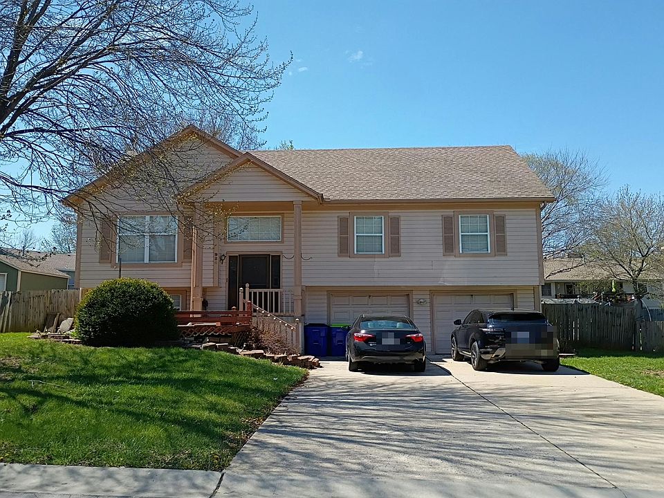 1st image of 924 NE Carousel Ln