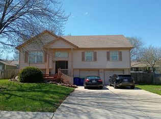 924 NE Carousel Ln, Lees Summit, MO 64086