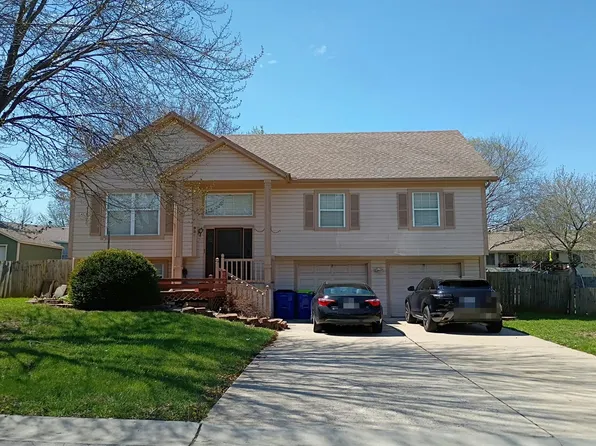 924 NE Carousel Ln, Lees Summit, MO 64086