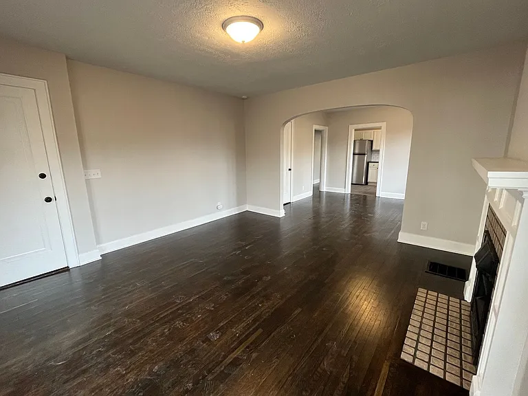 465 E Hudson St — Photo 3