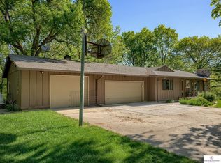 11014 Oakridge Rd, Omaha, NE 68112