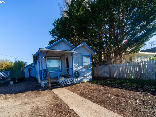 560 N 7th St, Reedsport, OR 97467