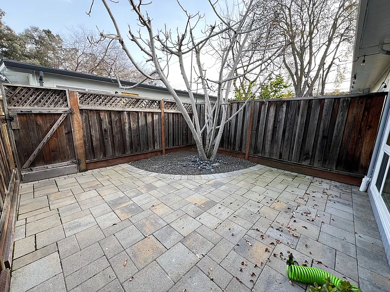 Alma St — Photo 2