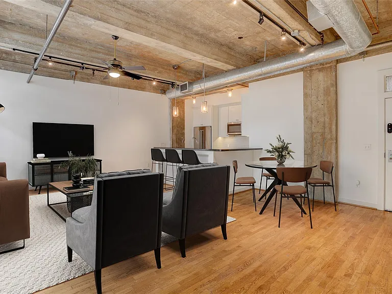 204 Travis St #4D — Photo 3