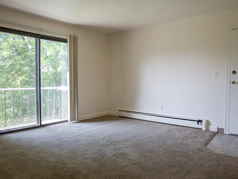 Crossroads Apartments — Photo 16
