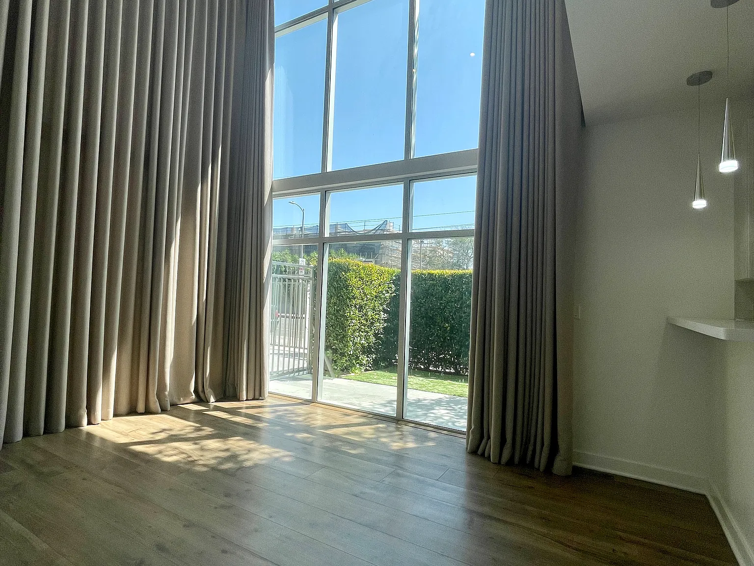 3 bed, 3.5 bath, 1550 sqft, $4,795 — Photo 3