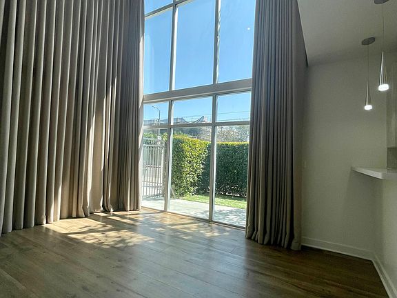 3rd image of 6143 Fountain Ave #101