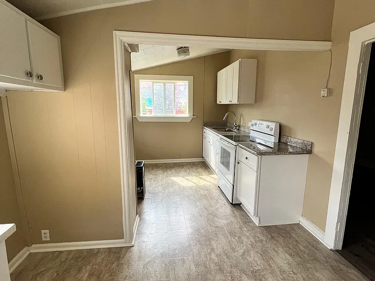 1050 W Park St — Photo 5