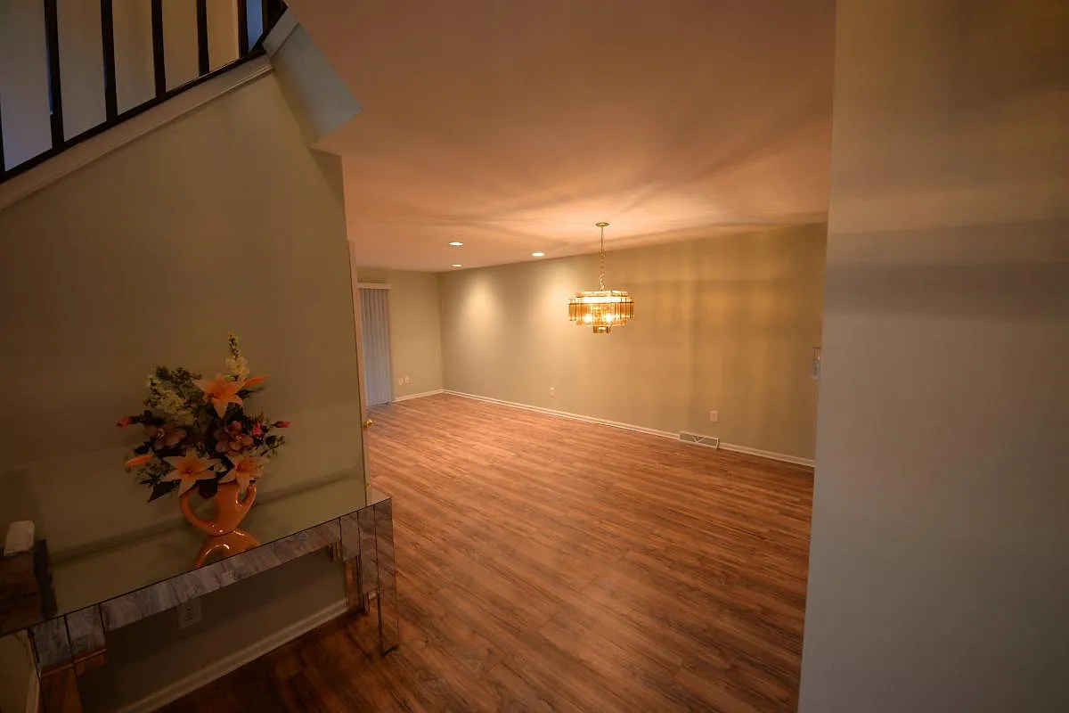 3 bed, 2.5 bath, 1800 sqft, $3,000 — Photo 2