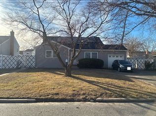 128 W 17th St, Deer Park, NY 11729