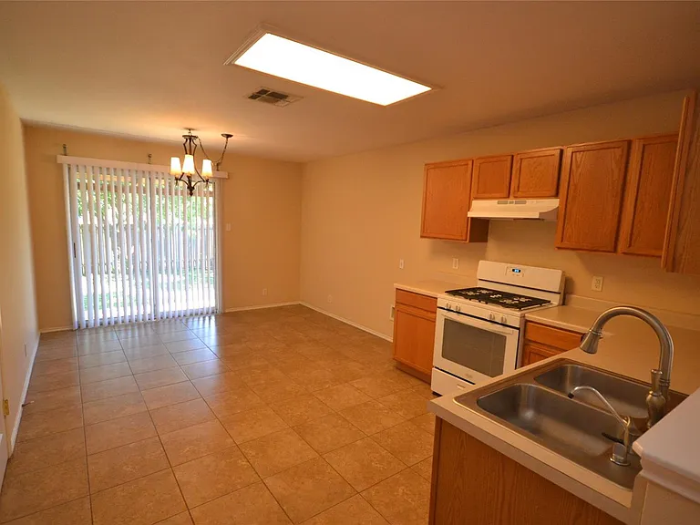 200 Lombard Dr — Photo 3