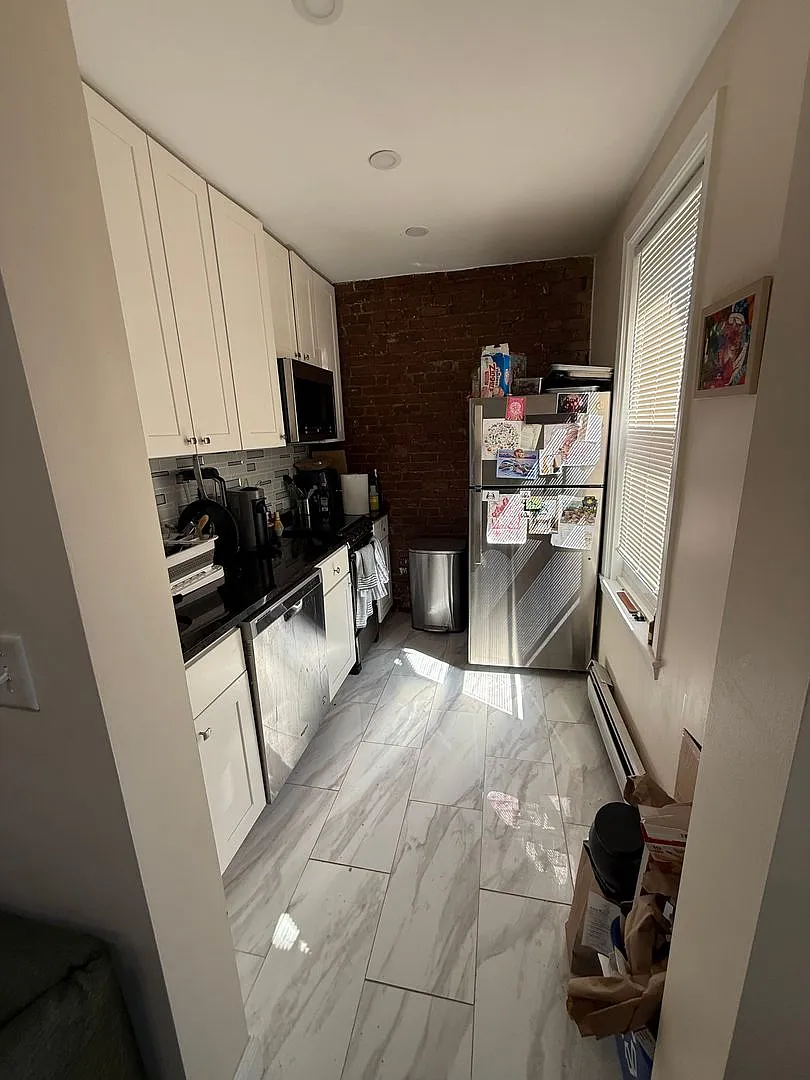 No Brokers Fee, Heat, Hot Water Included, One Bedroom Unit Plus Extra Room, Pets Friendly — Photo 1