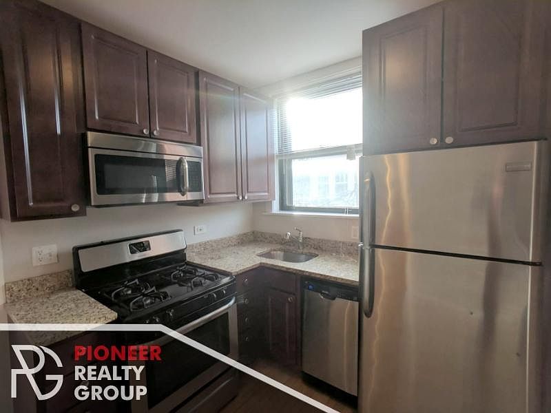 1st image of 2100 W Ainslie St APT 2S