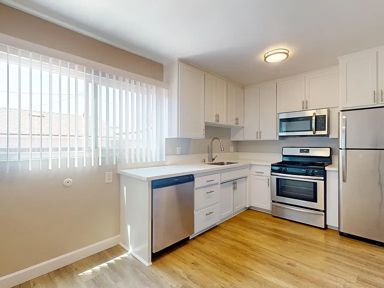 The Capri Apartments — Photo 21