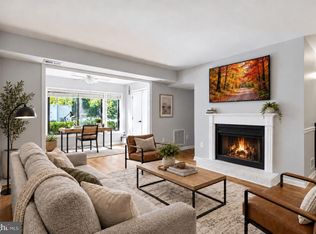 2205 Hunters Run Dr, Reston, VA 20191