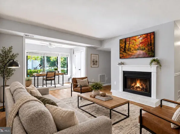 2205 Hunters Run Dr, Reston, VA 20191