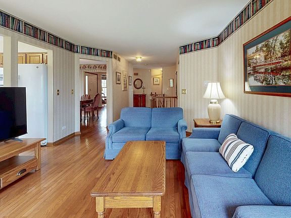 4th image of 227 Parktrail Ct