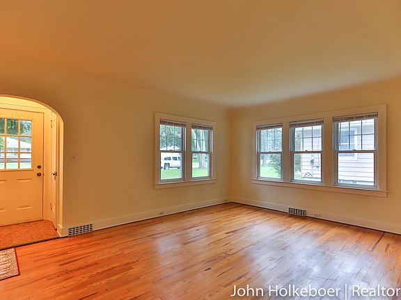 5th image of 3519 Senora Ave SE