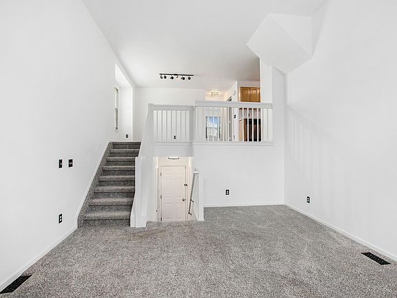 5th image of 1947 Lindsay Ln