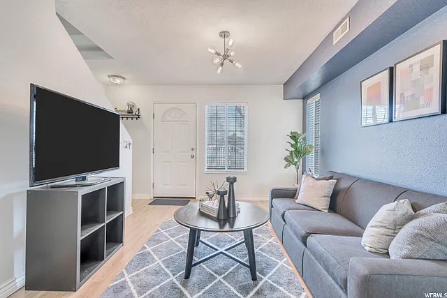 2 bed, 1.5 bath, 1270 sqft, $2,000 — Photo 3