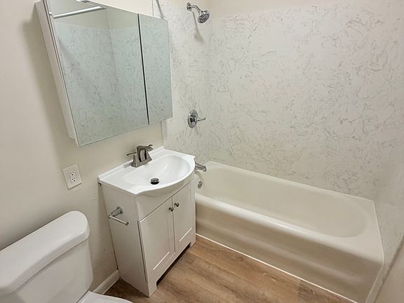 5th image of 940 Bay St APT 11